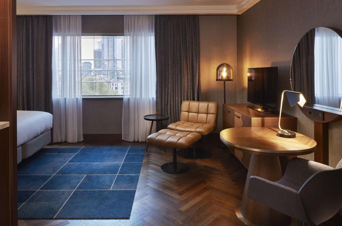 Ein Sitzbereich in der Unterkunft Hilton Frankfurt City Centre