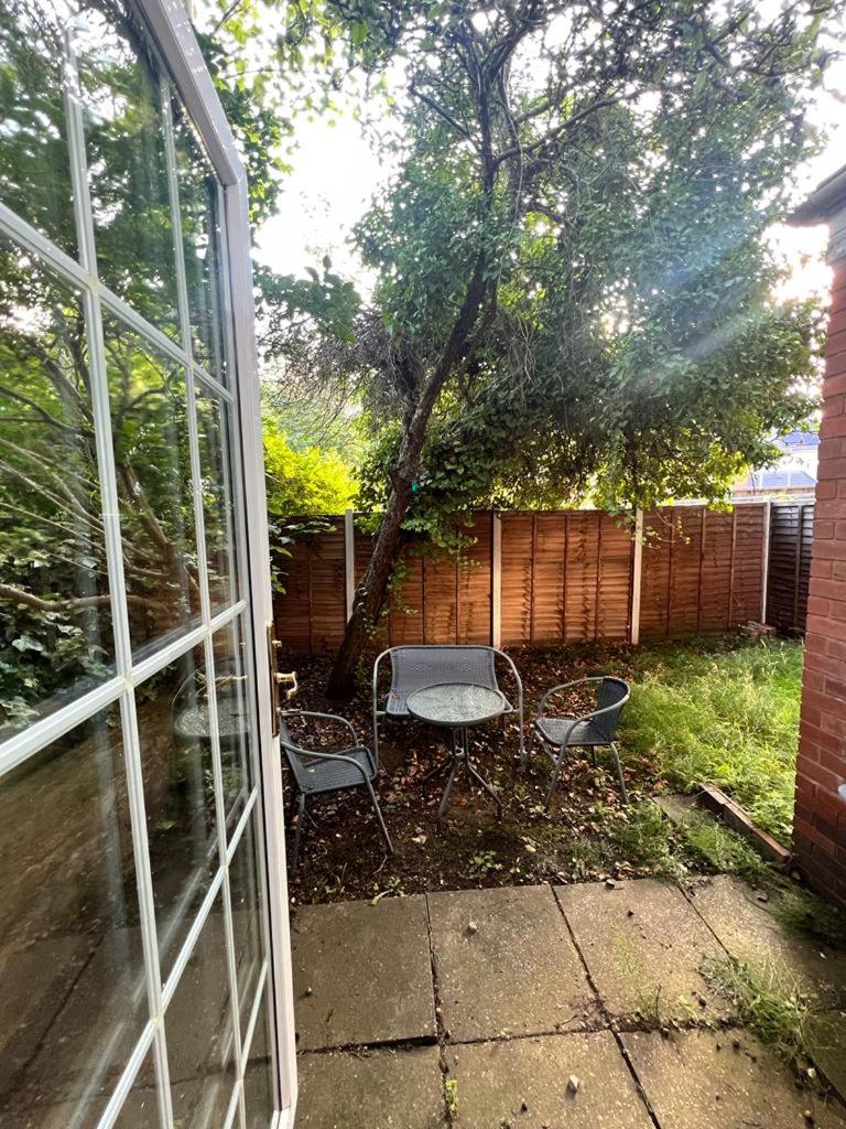 Nice Bedroom with Private Garden Woodleigh Avenue - Housity