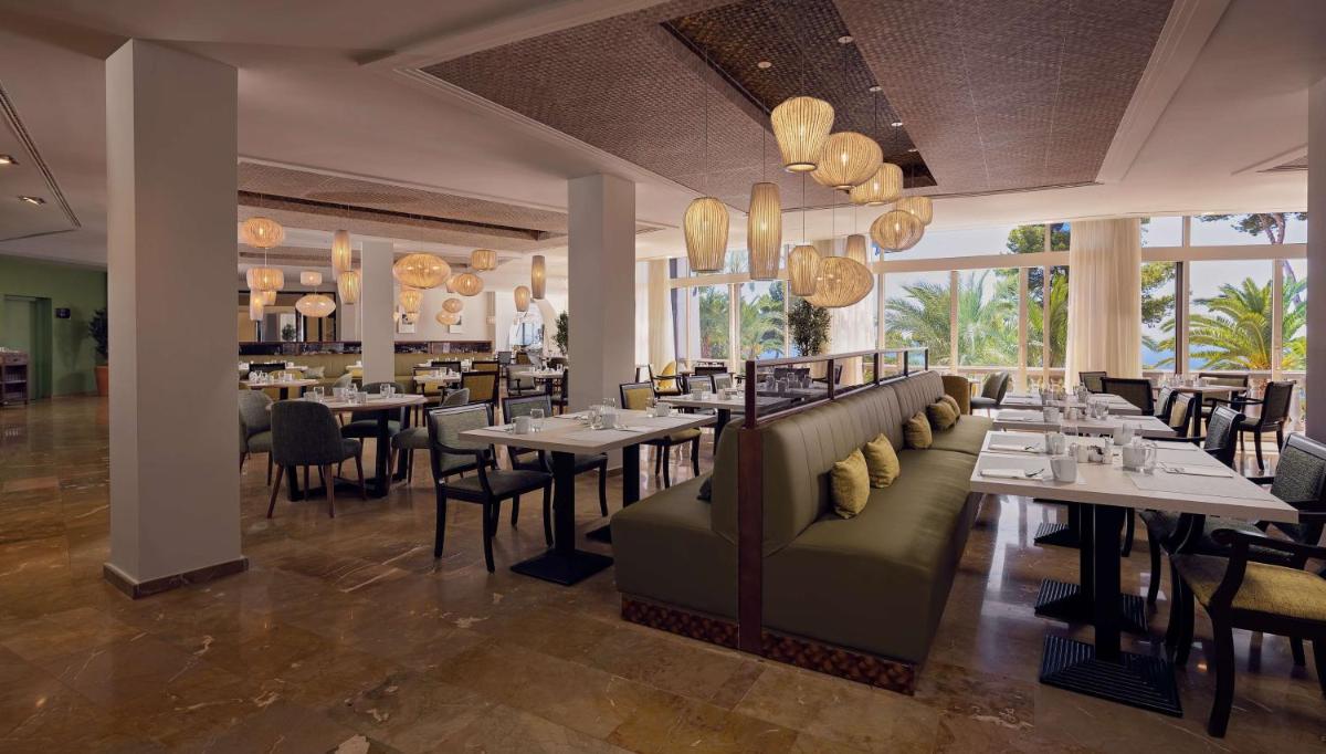 Un restaurante o sitio para comer en Hilton Mallorca Galatzo