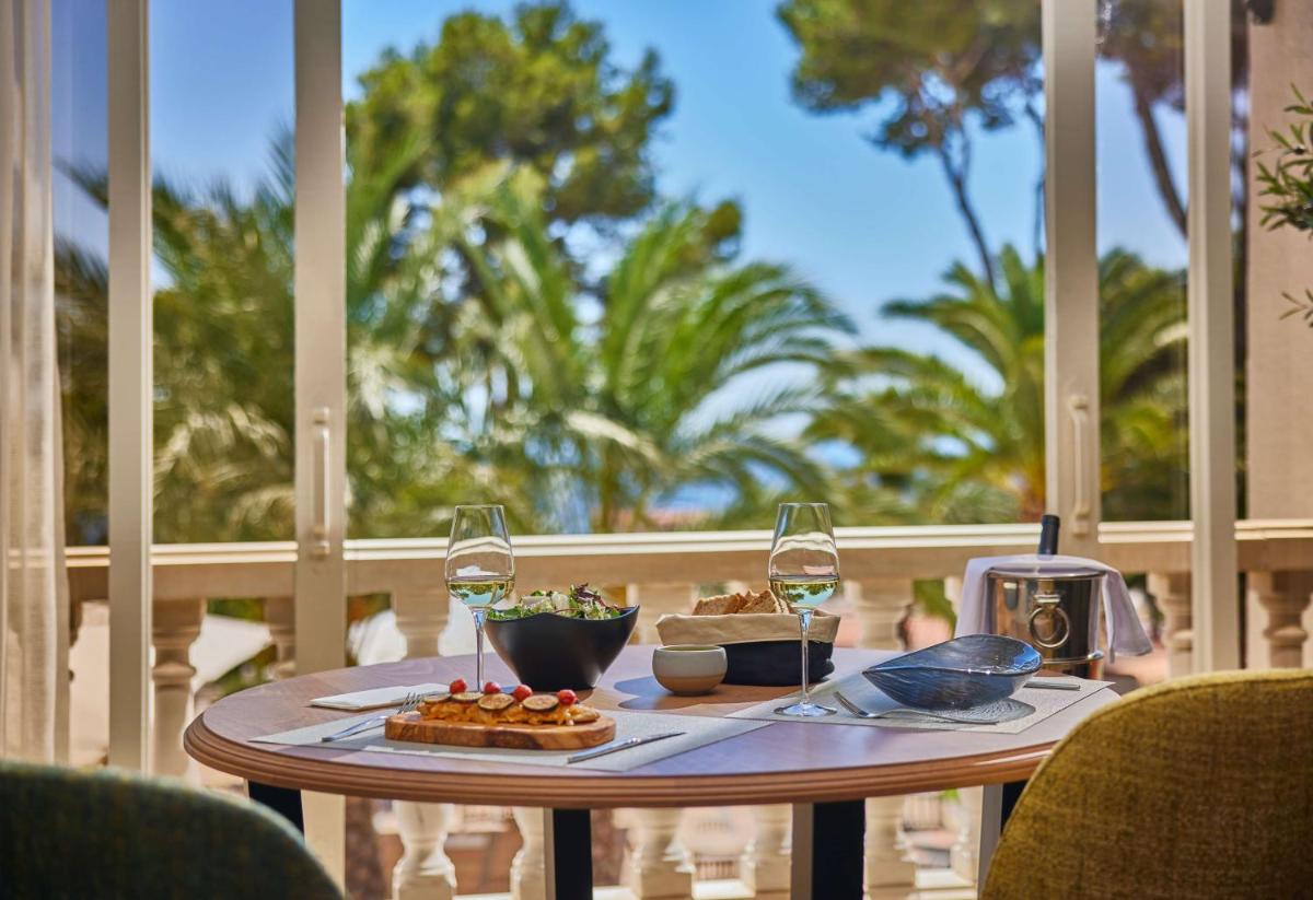Comida en o cerca de este hotel