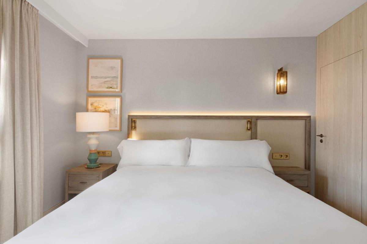 Cama o camas de una habitación en Hilton Mallorca Galatzo
