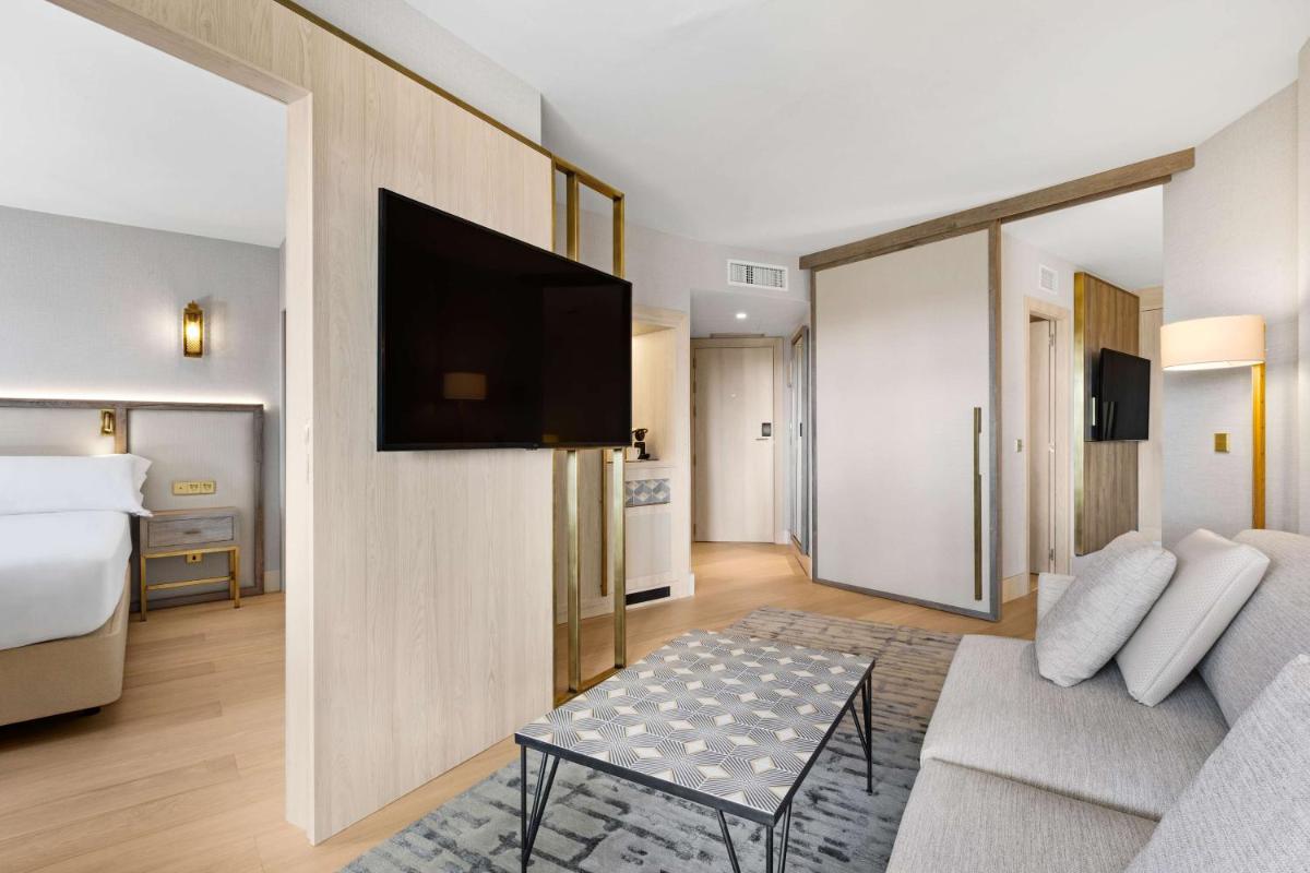Una televisión o centro de entretenimiento en Hilton Mallorca Galatzo