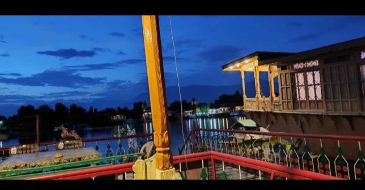 Suitetrails - HOUSE BOAT LUXURIOUS PALACE House Boat Luxurious Palace&Tours