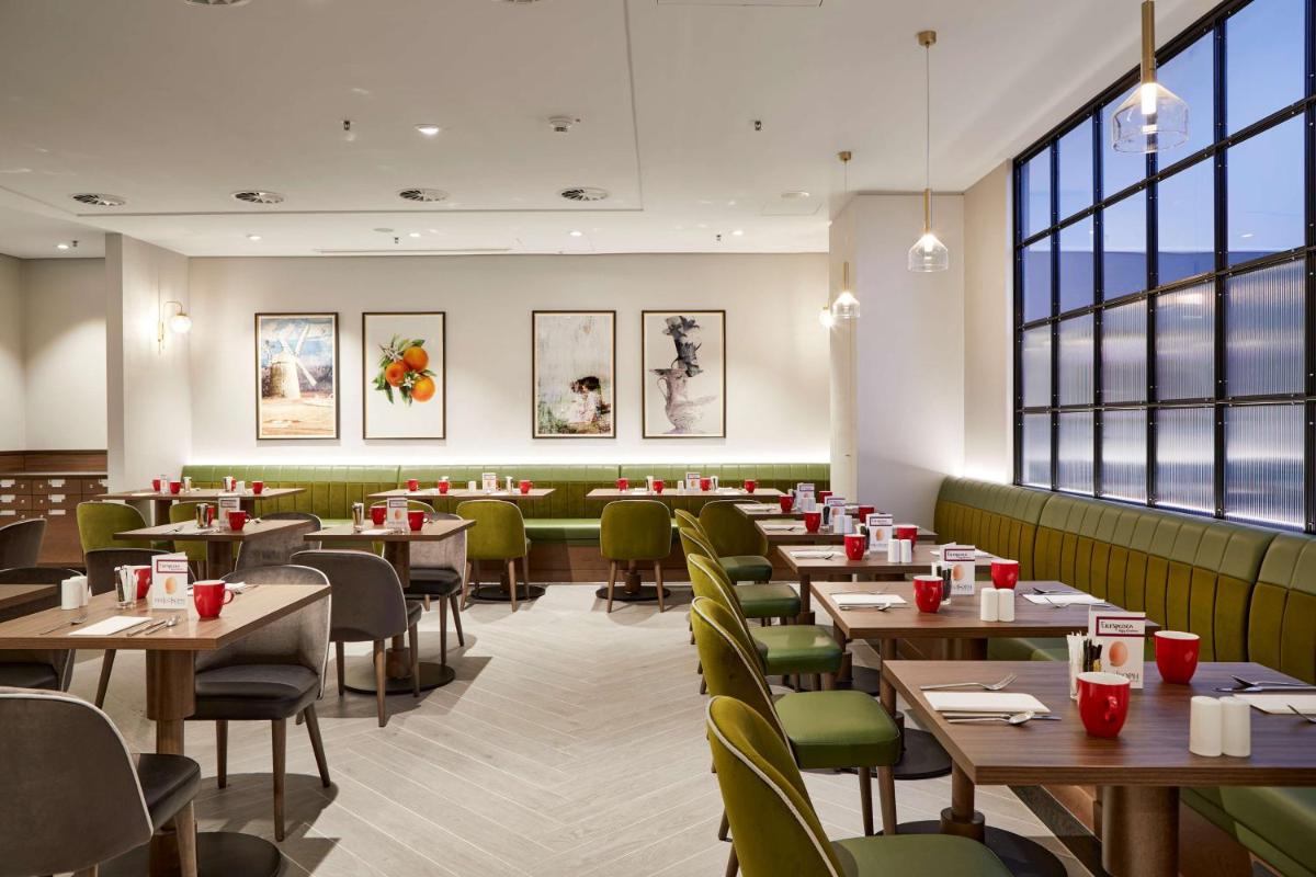 Ein Restaurant oder anderes Speiselokal in der Unterkunft Hilton Düsseldorf