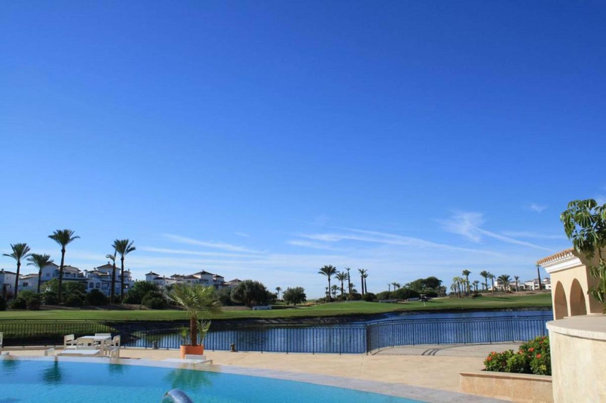 una vista de la piscina del resort en Doubletree By Hilton La Torre Golf Resort, en Roldán