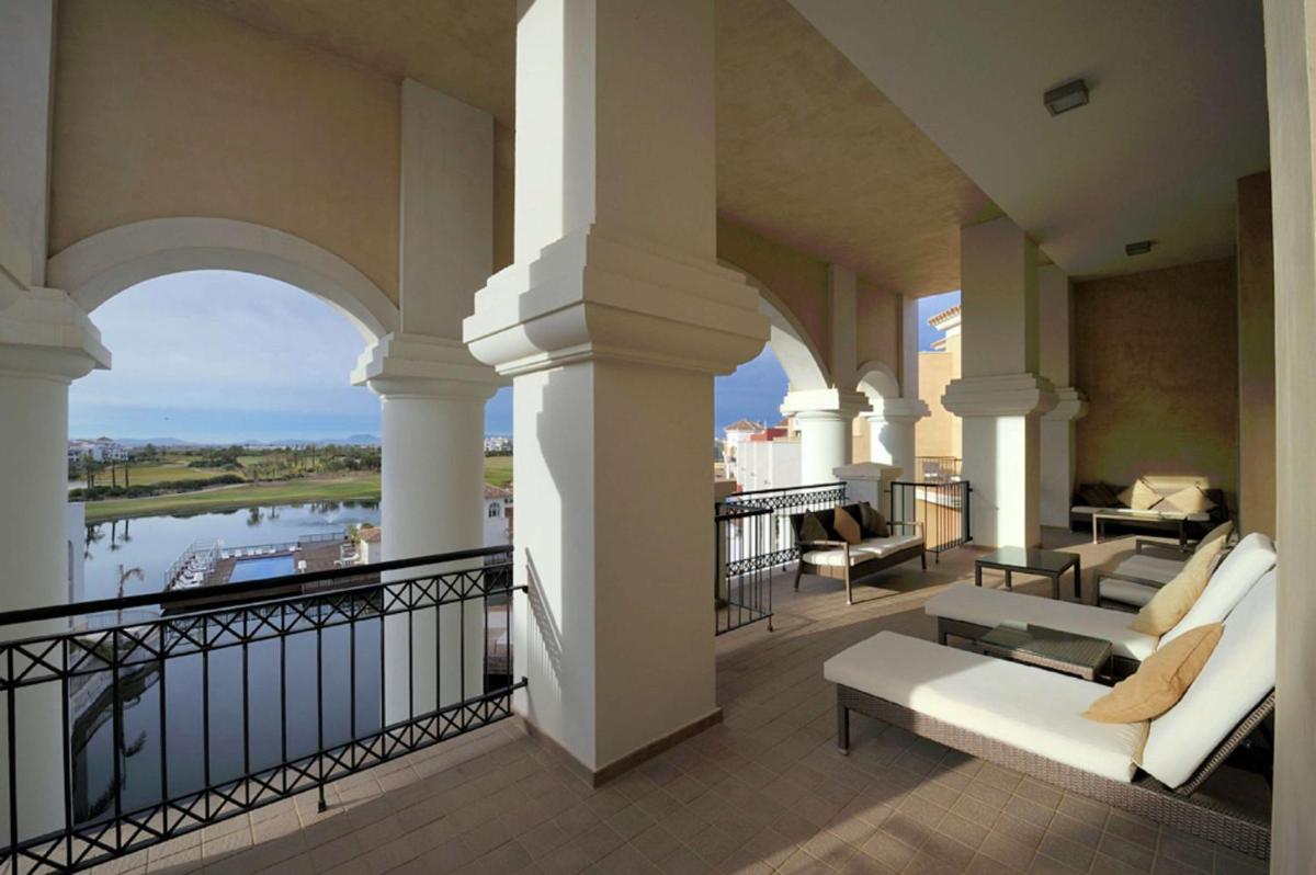Un balcón o terraza de Doubletree By Hilton La Torre Golf Resort