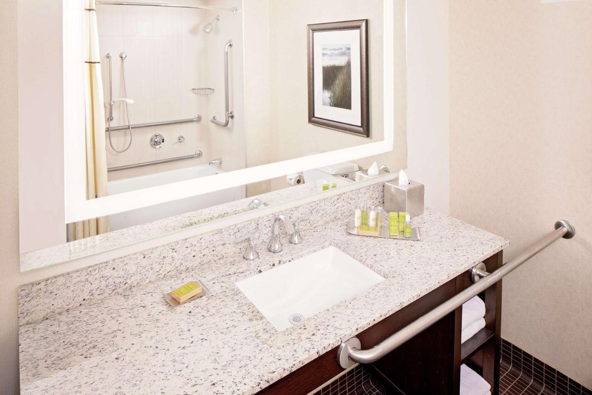 DoubleTree by Hilton Hotel Boston Bayside - Housity