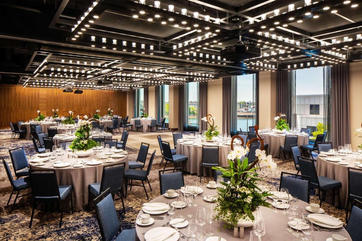 Hampton Inn Boston Seaport District - Housity