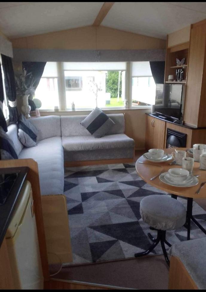I & K Static Caravan Hire Sited On Winkups Towyn North Wales with Free Wi-Fi and netflix - Housity