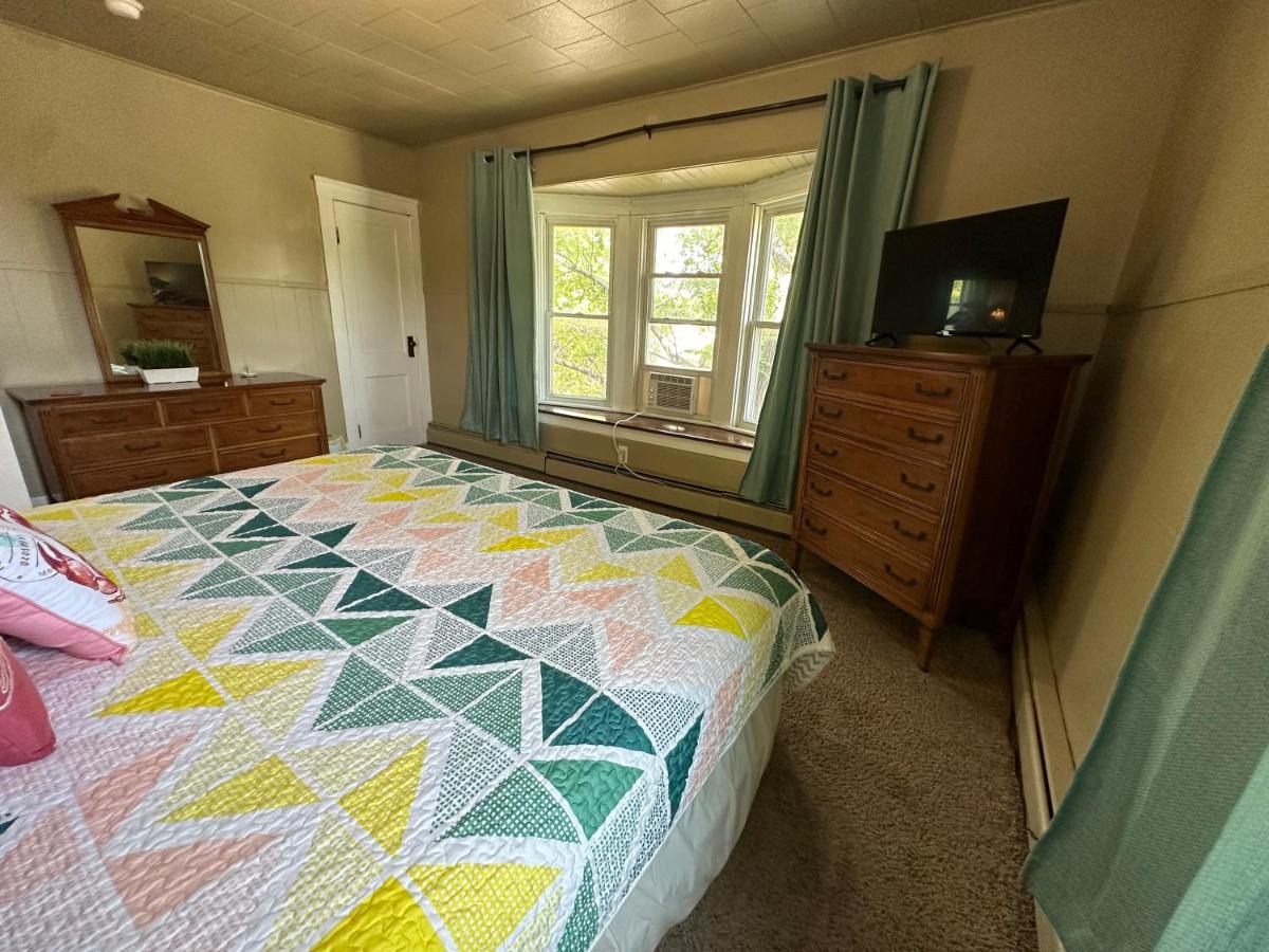 Scenic, Comfy Riverfront - Housity