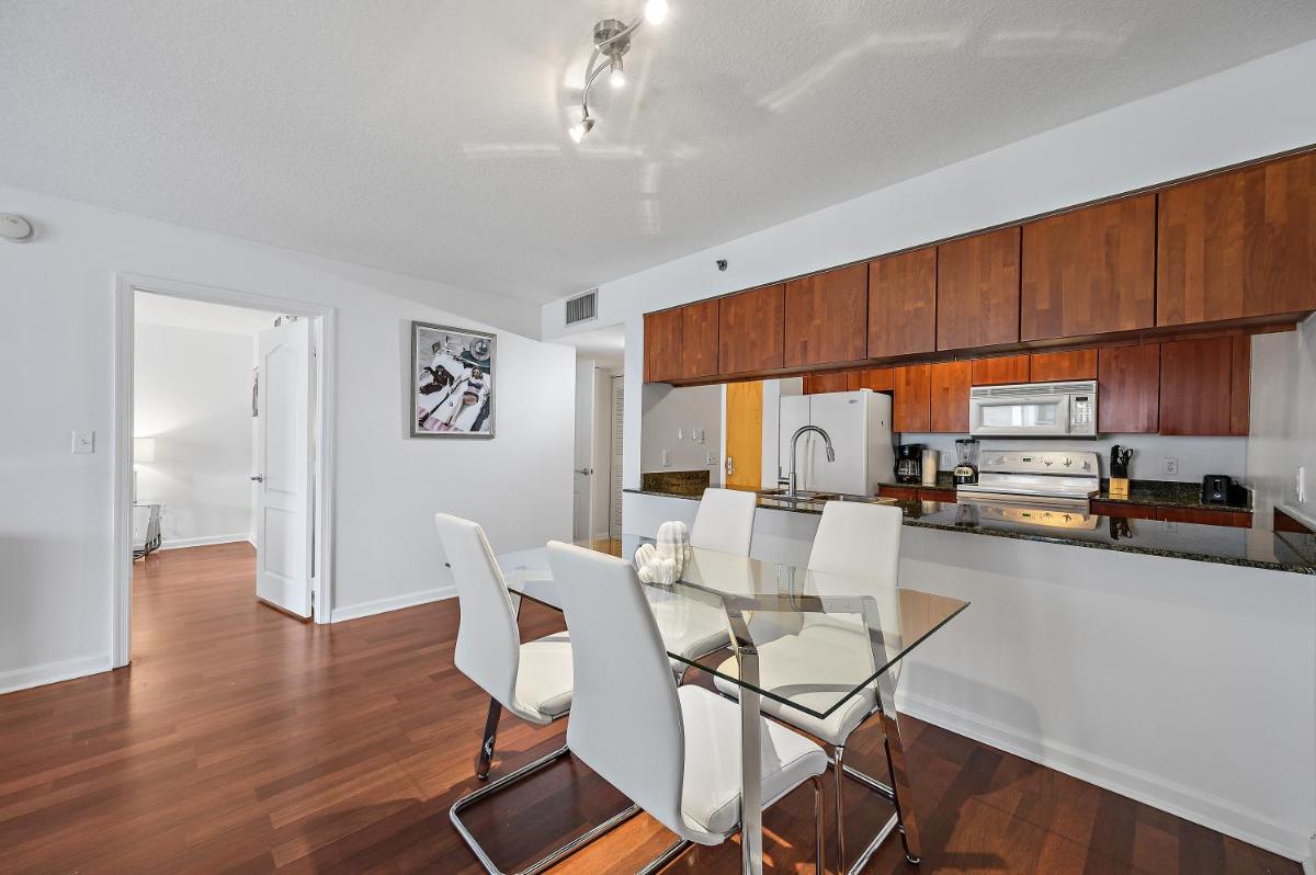 Amazing Brickell Unit With City Views & Free Parking - Housity