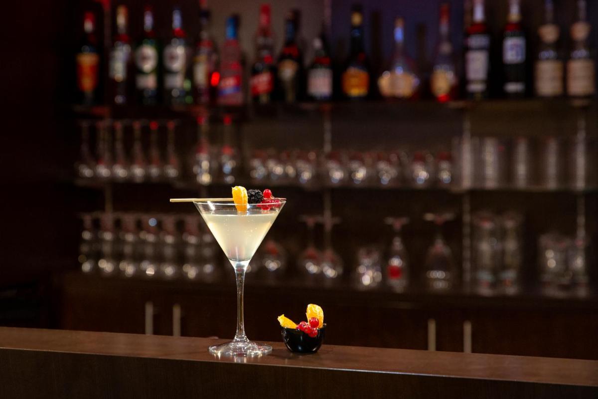 un verre de martini assis au-dessus d'un bar dans l'établissement Best Western Plus Thionville Centre, à Thionville