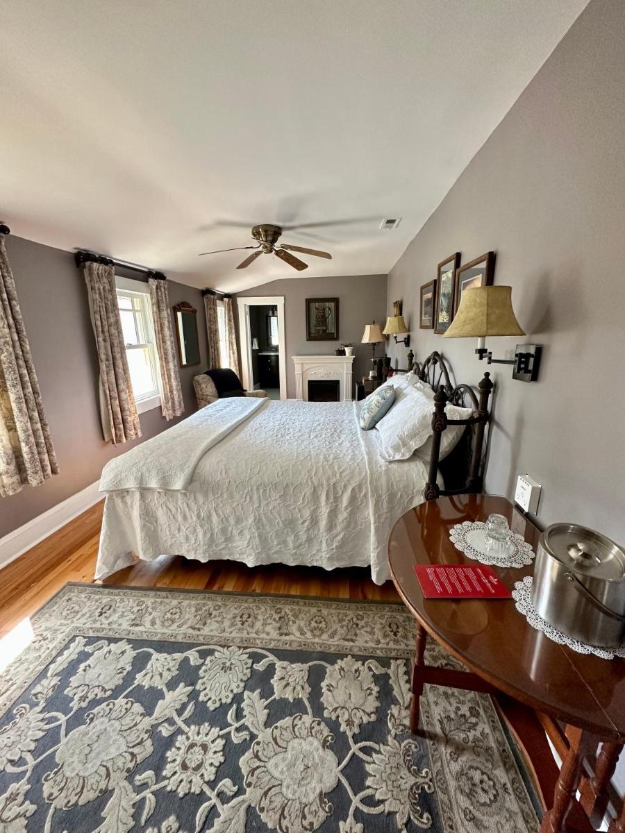 Red Rocker Inn - Housity