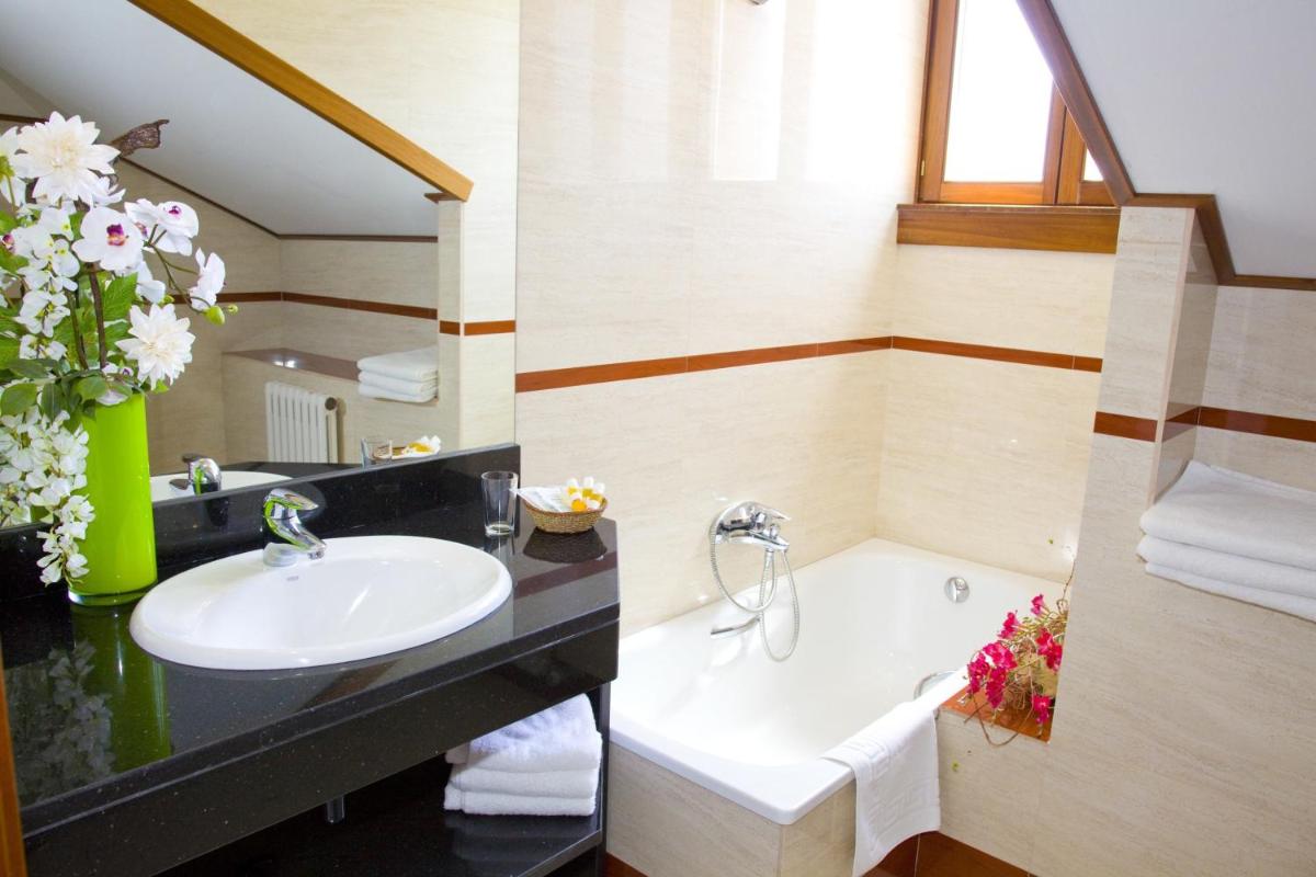 Un baño de Hotel Del Lago