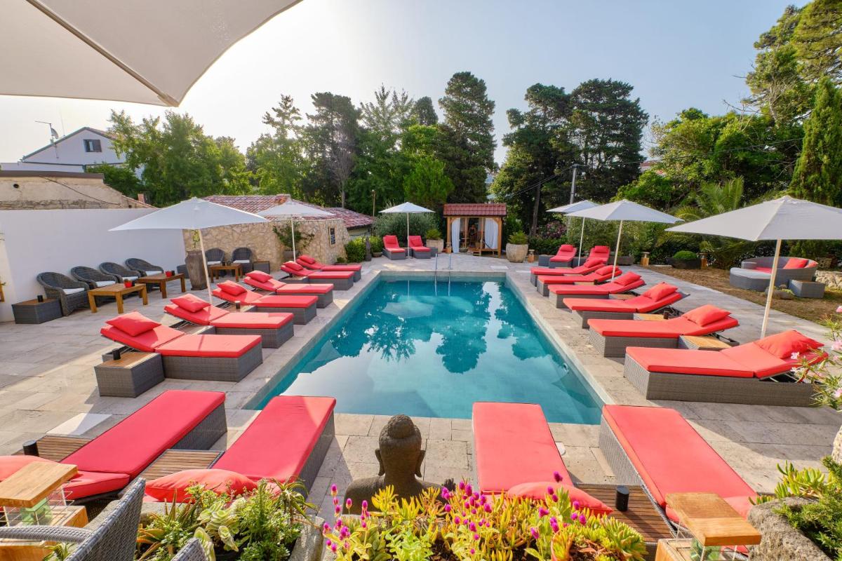 Dolphin Suites - Housity