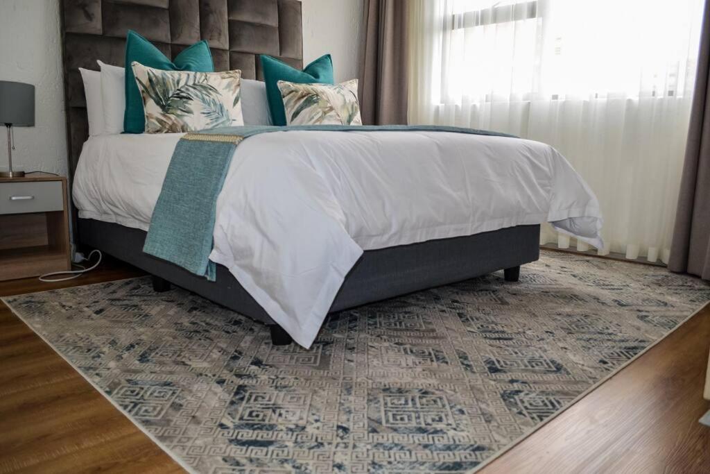 Suitetrails - Peaceful gateaway - 2 bed apartment in Sunninghill with back-up power