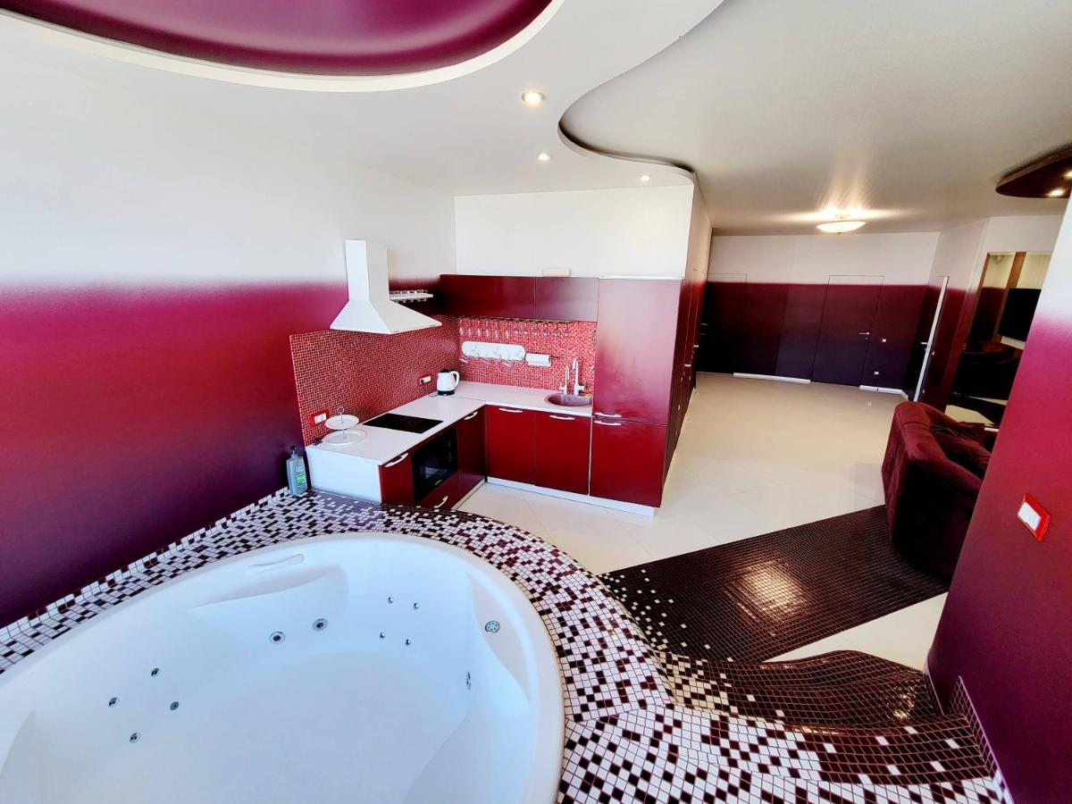 Odessa arkadiya 4 room and Jacuzzi Lux - Housity