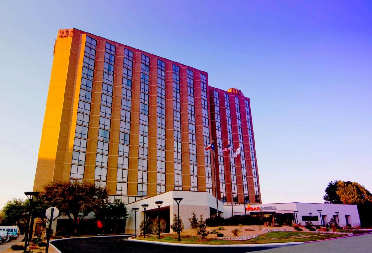 Hilton Arlington - Housity