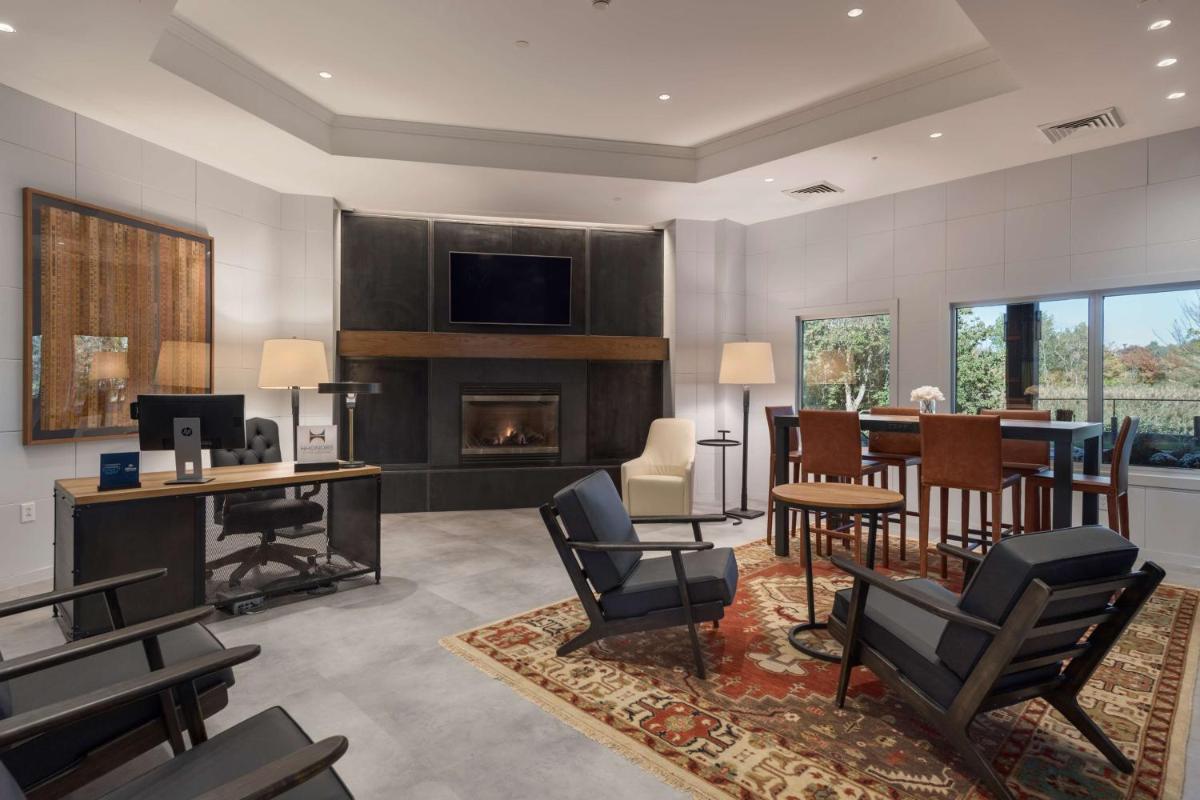 Hilton Boston-Woburn - Housity