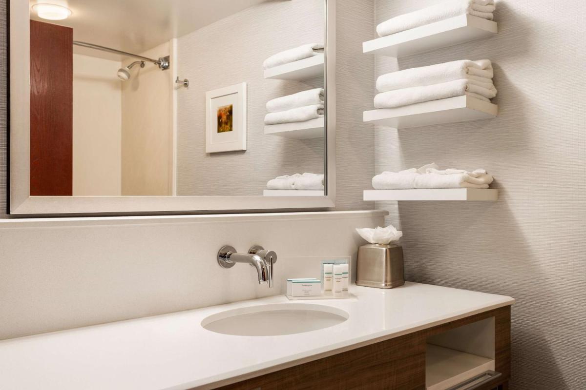 Hampton Inn & Suites Denver-Cherry Creek - Housity