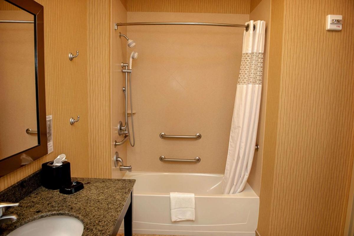 Hampton Inn & Suites Bradenton - Housity
