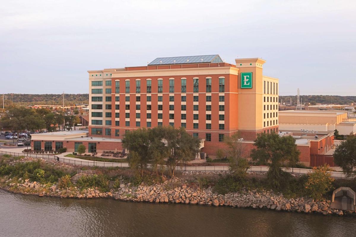 Embassy Suites East Peoria Hotel and Riverfront Conference Center - Housity
