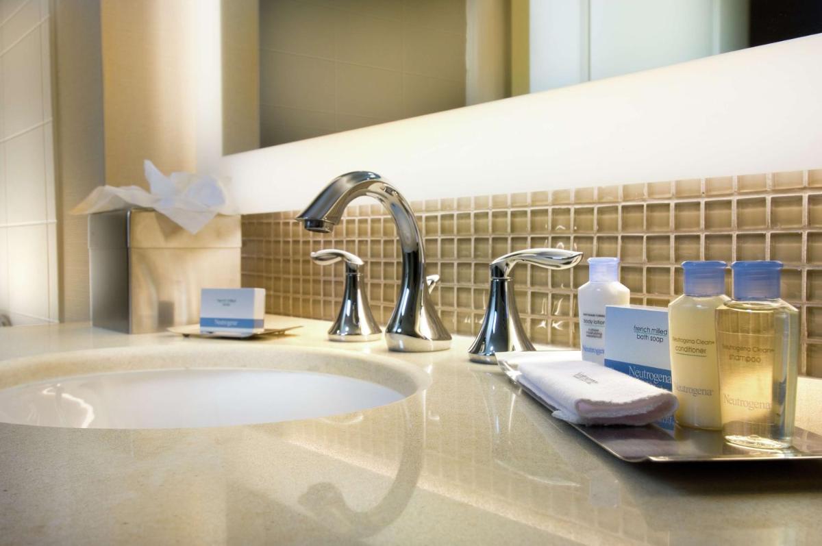 DoubleTree by Hilton Dulles Airport-Sterling - Housity