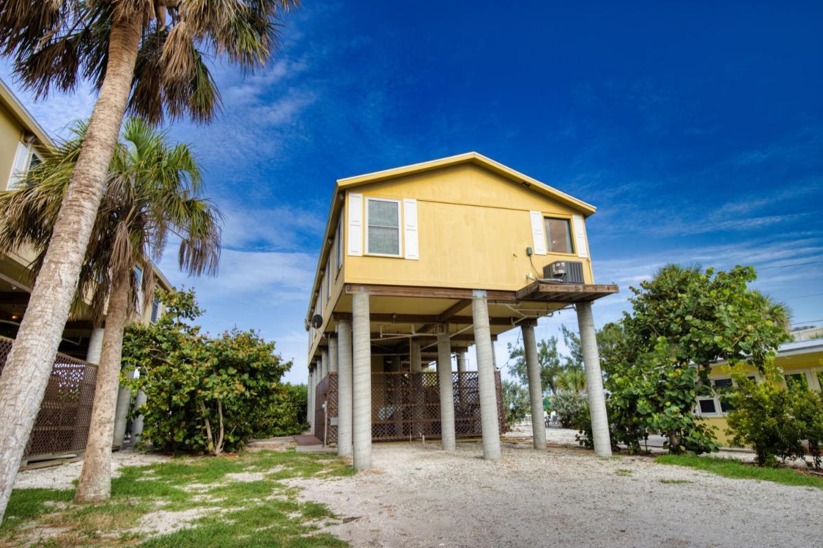 Sunflower House - PRIVATE - Directly on the Gulf! - Housity