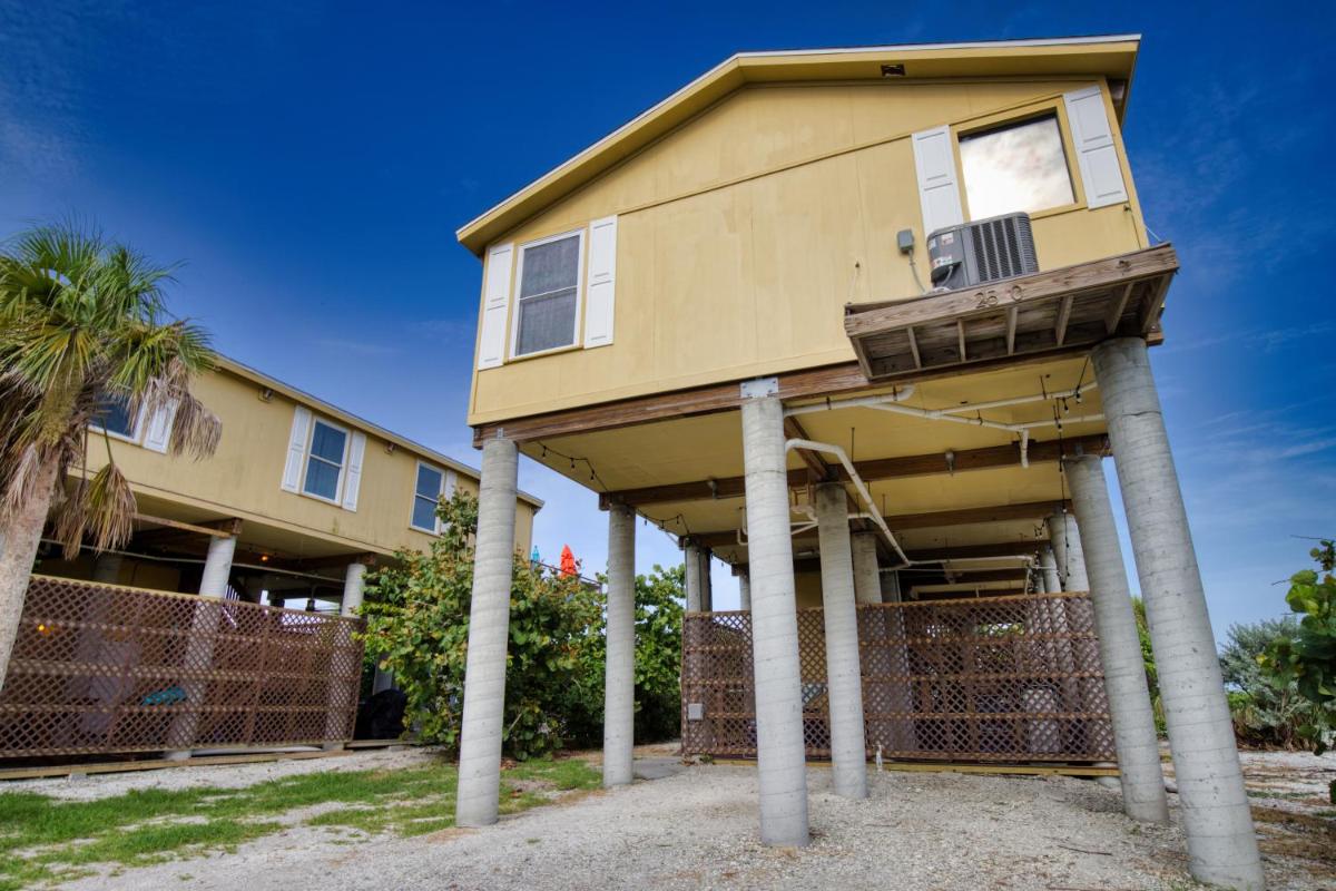 Sunflower House - PRIVATE - Directly on the Gulf! - Housity