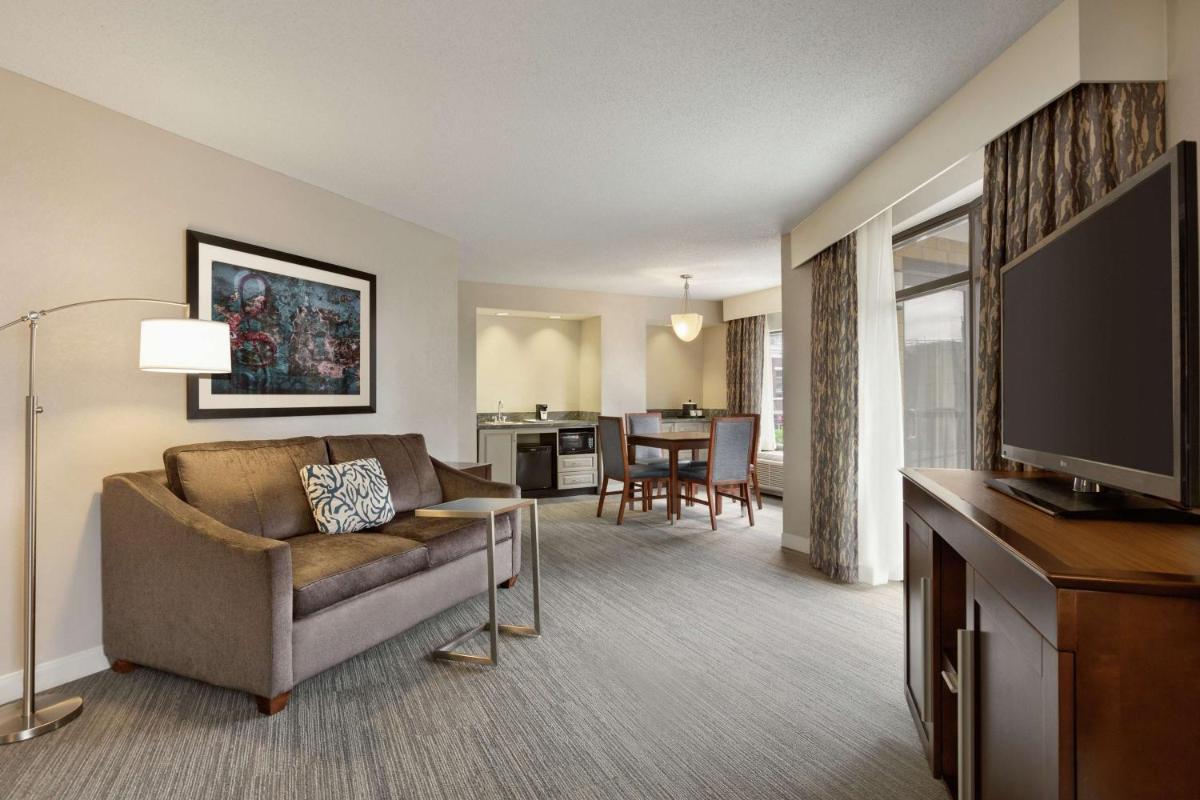 Hampton Inn & Suites Nashville-Downtown - Housity