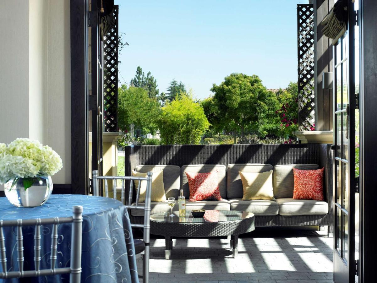 Juniper Hotel Cupertino, Curio Collection by Hilton - Housity