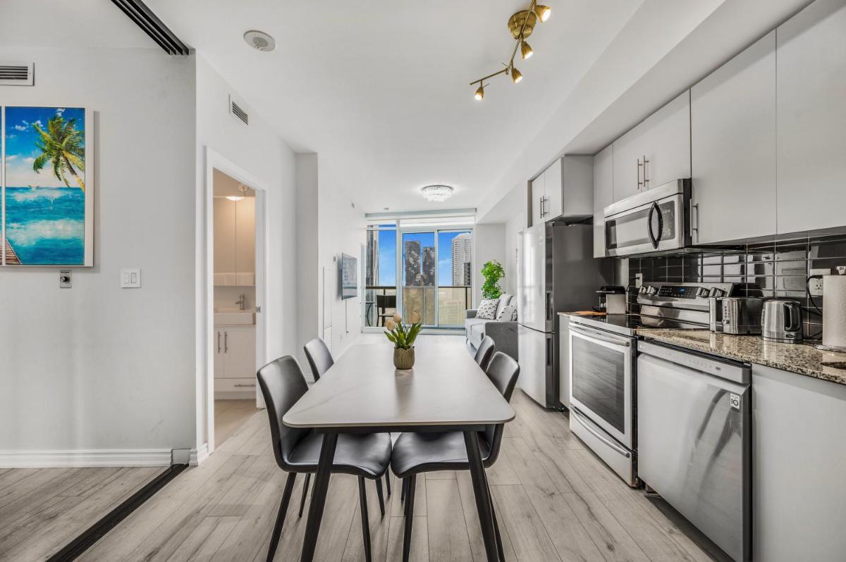 Luxury Downtown Toronto 2 Bedroom Suite with City and Lake Views and Free Parking - Hizvo