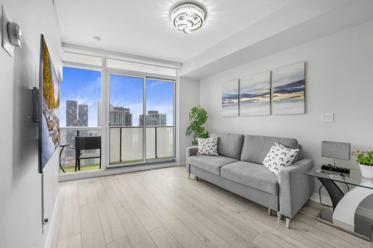 Luxury Downtown Toronto 2 Bedroom Suite with City and Lake Views and Free Parking - Hizvo