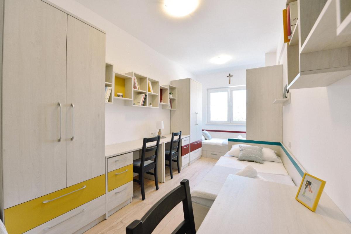 Hotel Dompes - Housity