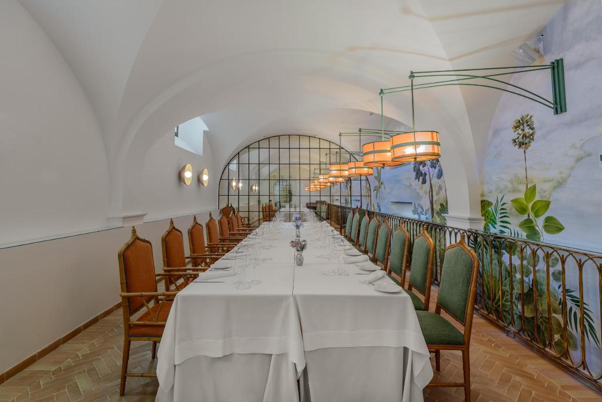 Un restaurante o sitio para comer en CoolRooms Palacio Villapanés 5 GL