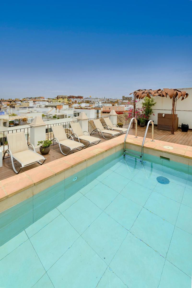 una piscina en la azotea de un edificio en CoolRooms Palacio Villapanés 5 GL, en Sevilla