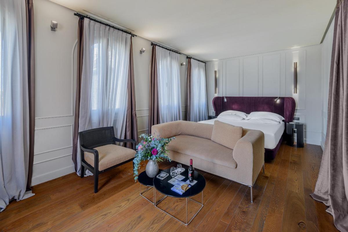 Cama o camas de una habitación en CoolRooms Palacio Villapanés 5 GL