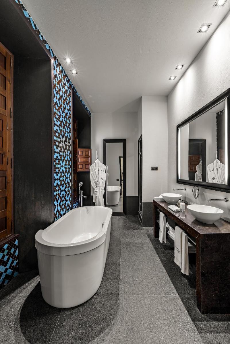 Un baño de CoolRooms Palacio Villapanés 5 GL