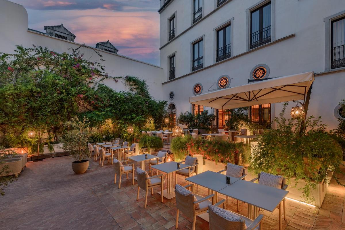 Un restaurante o sitio para comer en CoolRooms Palacio Villapanés 5 GL