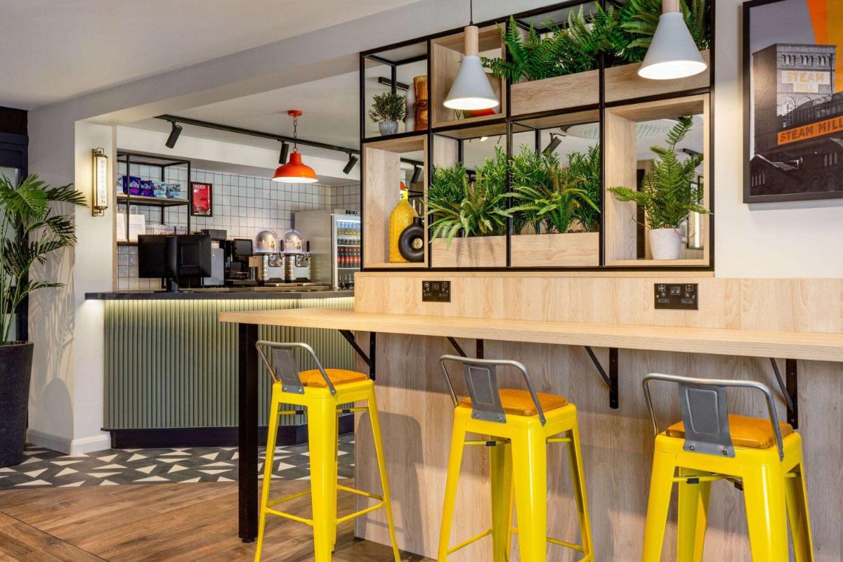 Super 8 by Wyndham Chester East - Housity