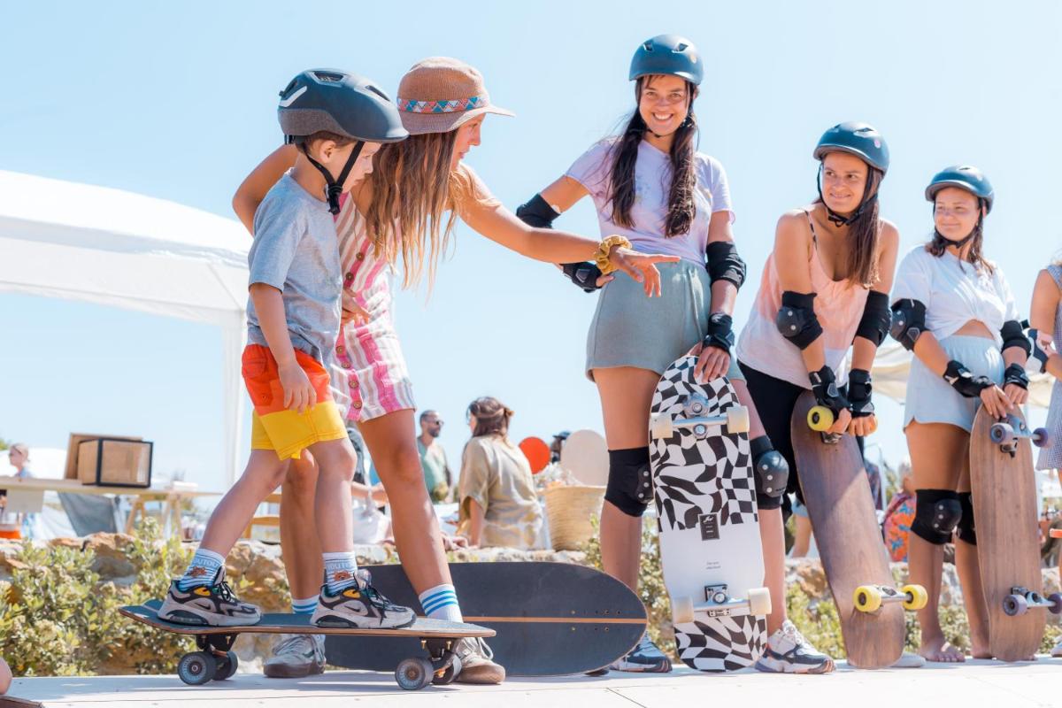 um grupo de jovens raparigas em pé em skates em You and the sea na Ericeira