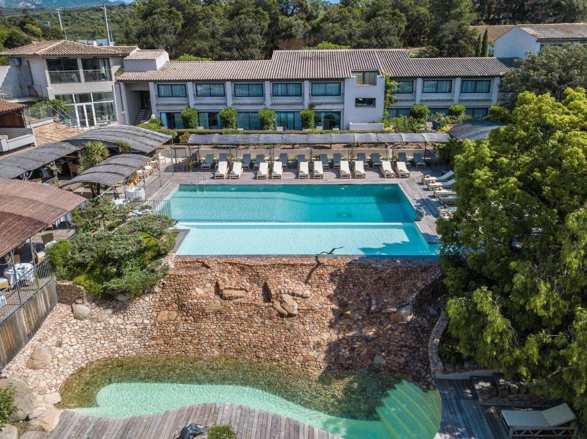 Piscine de l'établissement Hôtel Le Roi Théodore & Spa ou située à proximité