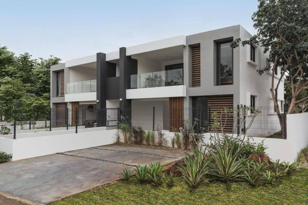 BUSINESS BOOKINGS - Seascape - Impeccable 3 Bedroom Apartment - Housity