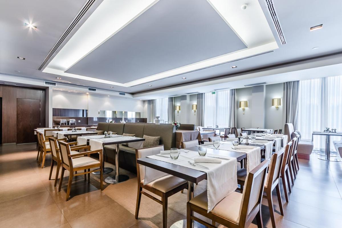 Um restaurante ou outro lugar para comer em Hotel Villa Batalha