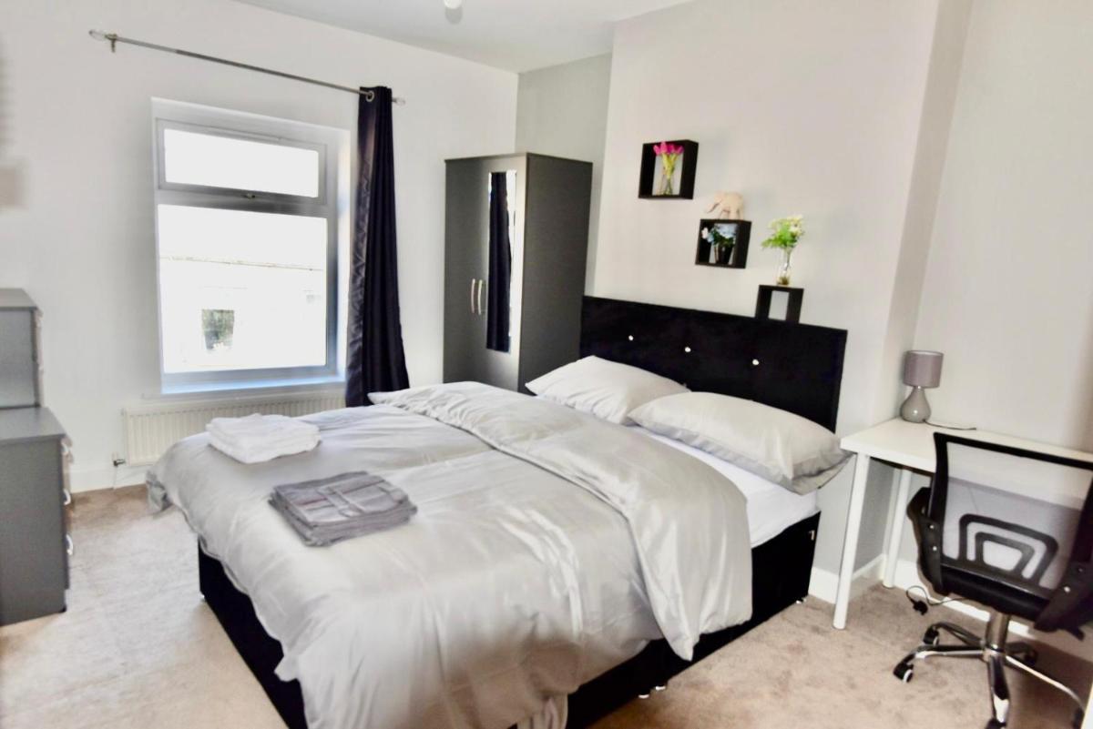 Come on in Lucas Street Newport Train Station Sleep upto 8 - Hizvo