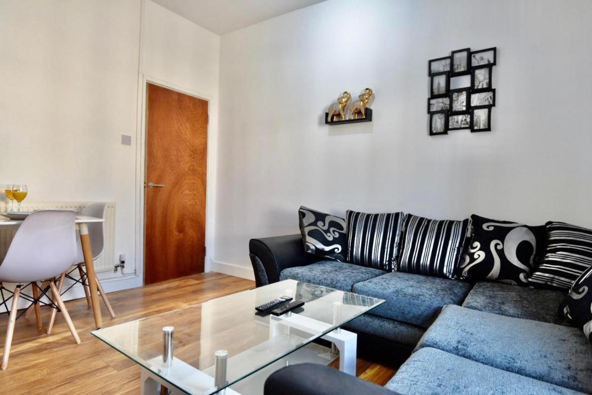 Come on in Lucas Street Newport Train Station Sleep upto 8 - Hizvo