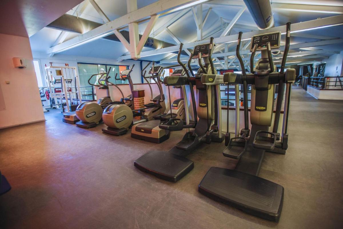 une salle de sport avec de nombreux équipements d'exercice dans l'établissement Sporting House Hôtel, à Toulouse