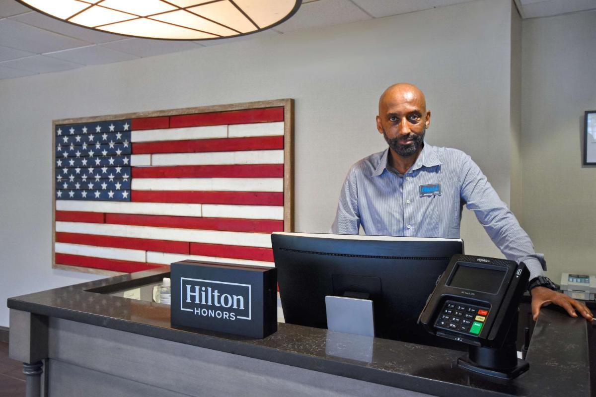 Hampton Inn & Suites Alexandria Old Town Area South - Housity