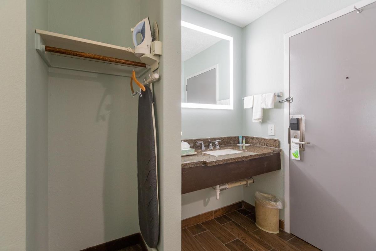 Baymont by Wyndham Creedmoor - Housity