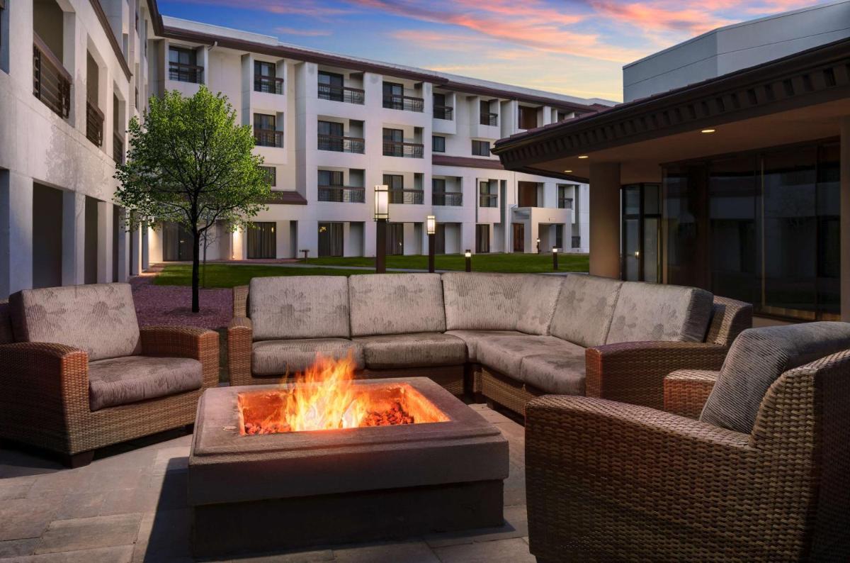 DoubleTree by Hilton Colorado Springs - Housity